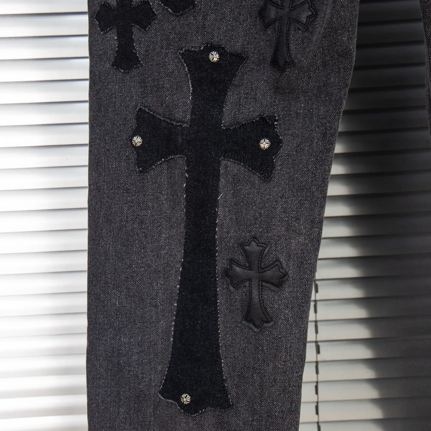 P290 Chrome Hearts Chrome Hearts Black Pinduo Black Leather Big Devil Cow King Jeans CH jeans need to be washed before being dismantled and hand-stitched with sheepskin cross leather and then spliced to complete. The whole piece has too much craftsmanship to describe. About Chrome Hearts This is an extremely luxurious fashion brand that can also be called the nobility of the high street. It has always been an exclusive brand for some hipsters or the second generation of rich people. Compared with ordinary high streets, it is more luxurious and noble. Compared with luxury brands, it has a more fashionable personality. It has always been a brand that I have a special liking for. Style number: 1769# Color: black Size: 28 30 32 34 36